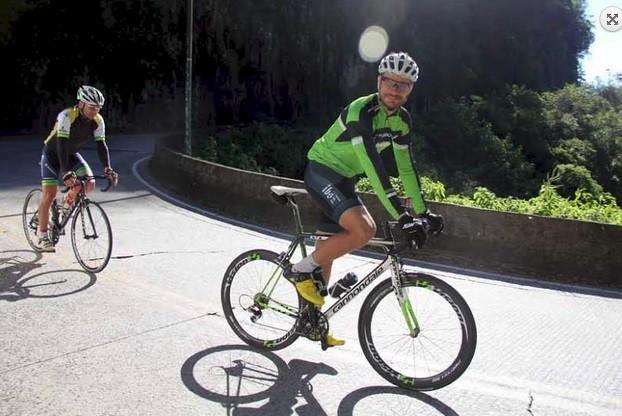 Rodrigo Hilbert aproveita folga para andar de bicicleta na Serra do Rio do Rastro