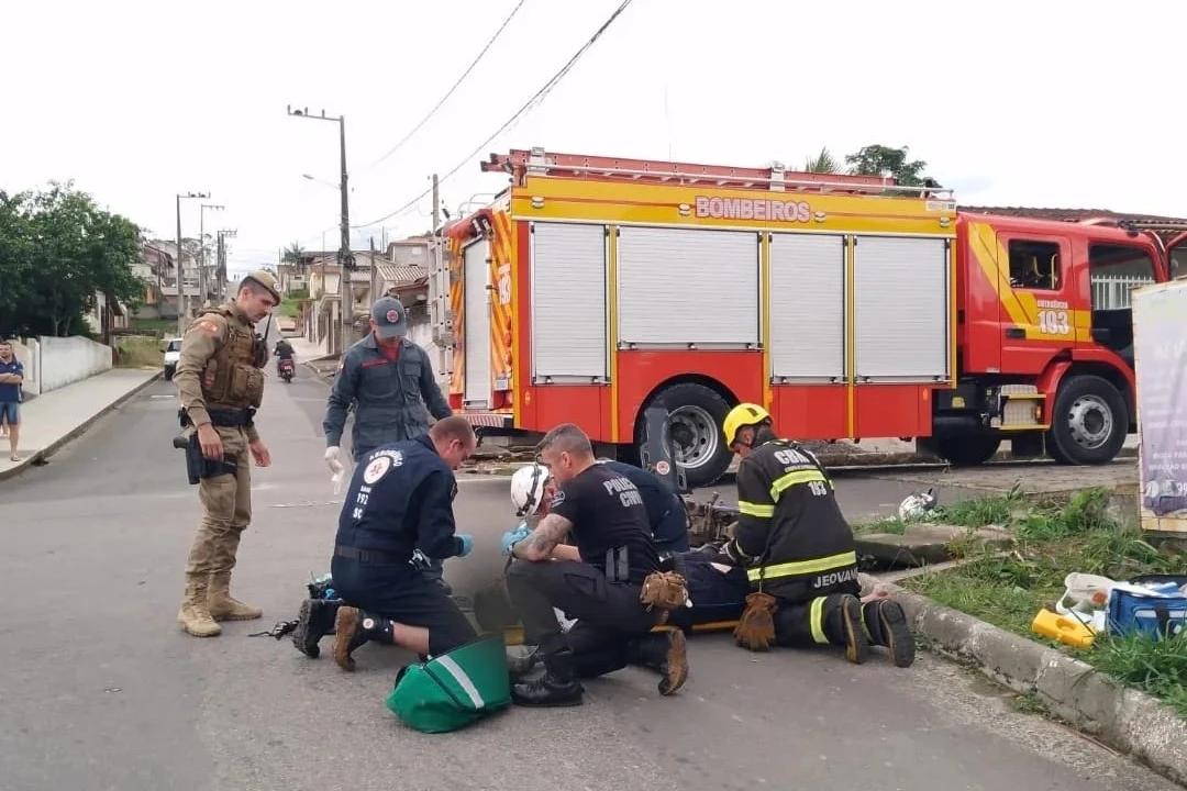 Motociclista colide em muro durante fuga e fica gravemente ferido