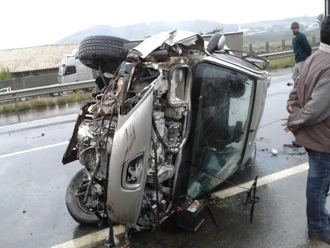 Acidente entre carro e caminhão interdita a 101