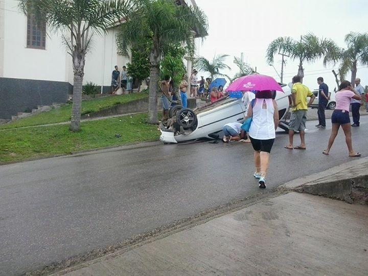 Veículo capota e motorista fica desacordado, em Cocal do Sul