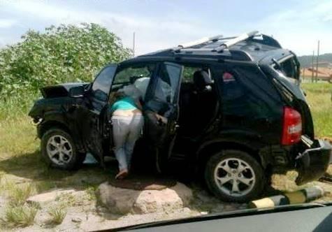 Mulher é atropelada por veículo desgovernado