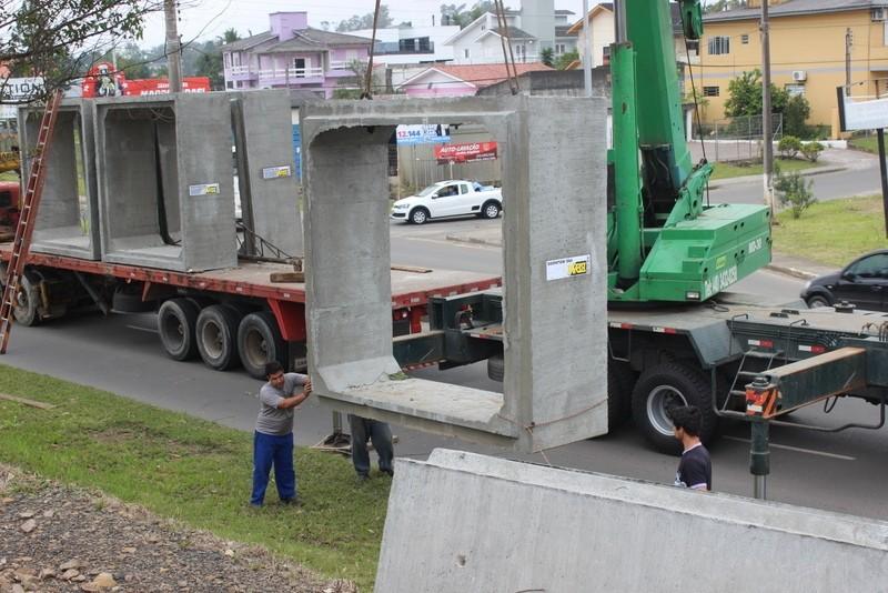 Estrutura de futura passagem para pedestres chega ao bairro Jardim Angélica