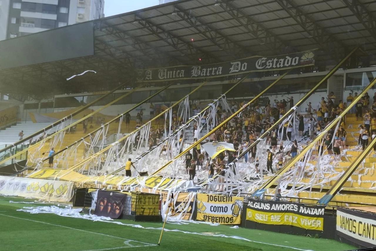 Fotos e vídeos: torcida do Criciúma faz festa durante treino aberto no Majestoso