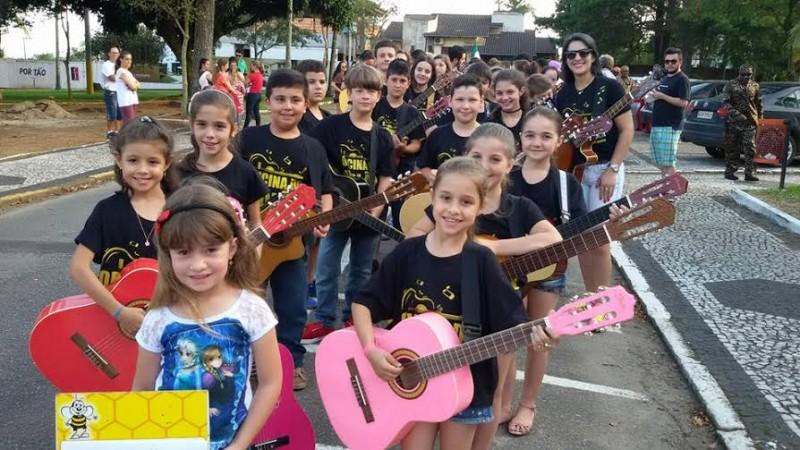Oficinas de violão e teatro na programação do Natal Luz