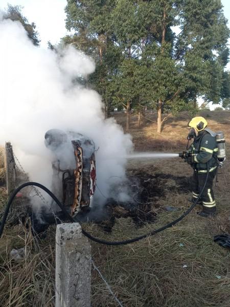 Veículo é destruído por incêndio após capotamento em Balneário Rincão