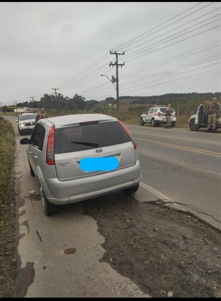 Dupla é detida com carro furtado em Criciúma