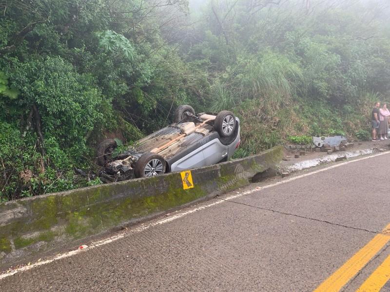 Carro capota na Serra do Rio do Rastro