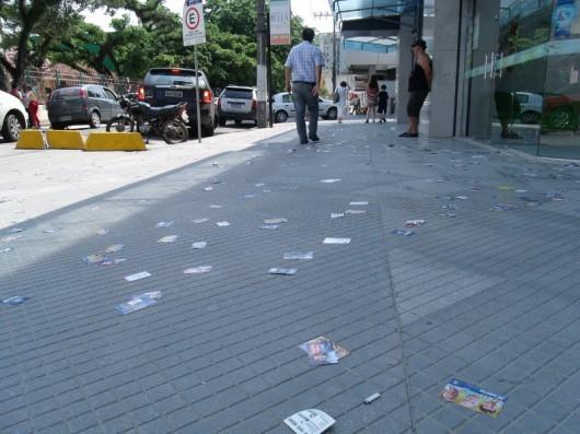 Poucos santinhos foram jogados na rua Marechal Floriano Peixoto
