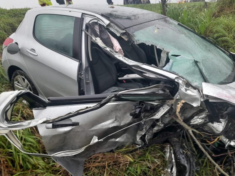 Criciúma: carro colide frontalmente com carreta após invadir a contramão da BR-101