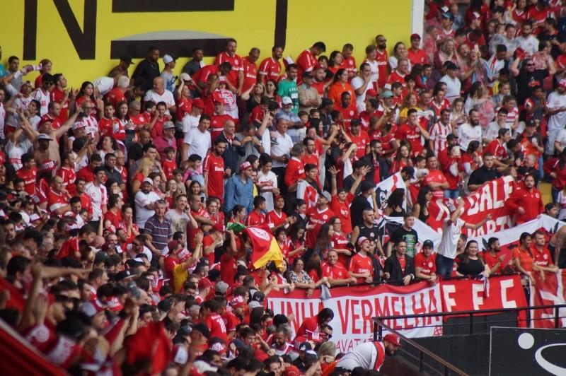 Colorados reclamam que não conseguiram entrar no HH
