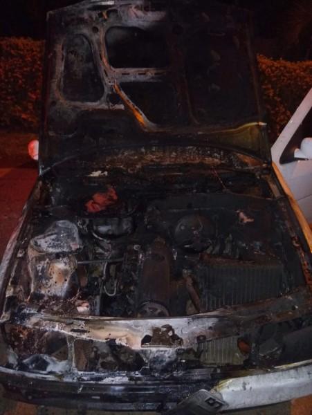 Veículo é destruído por incêndio em Laguna 