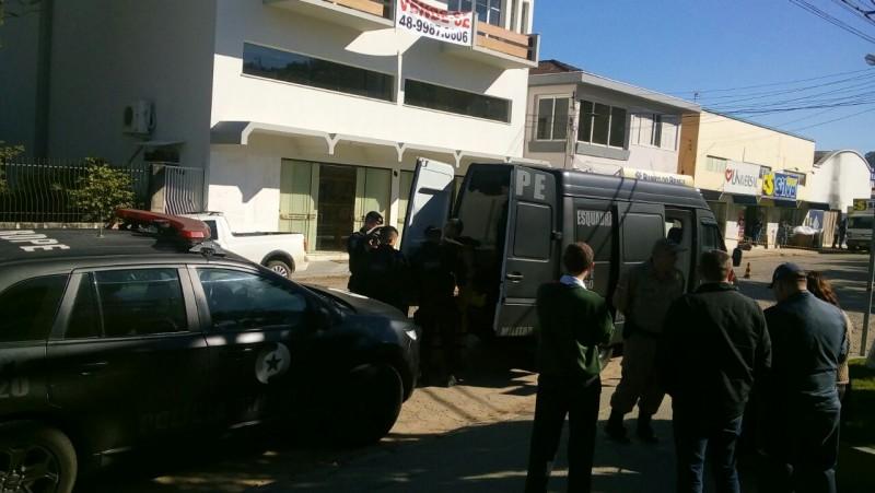 Criminosos deixam explosivos em agência bancária