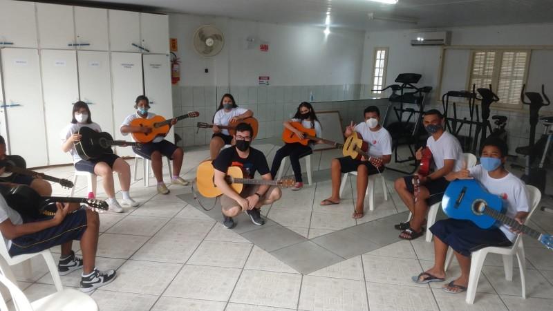 Violão e música são instrumentos de inclusão social para deficientes intelectuais