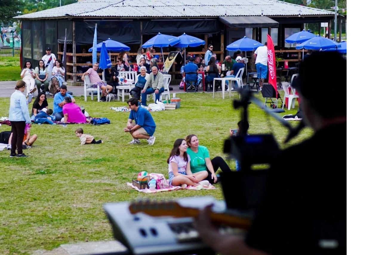 Apresentação musical embala Domingo no Parque em Capivari de Baixo