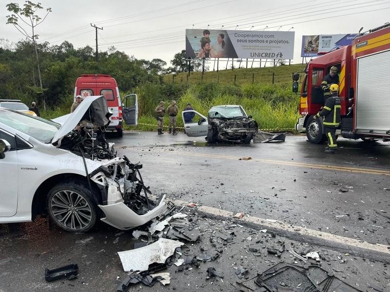 Colisão frontal entre carros deixa três pessoas feridas na SC-108 em Criciúma