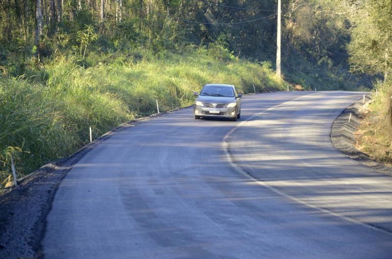 Rodovia que liga as comunidades de Rio Jordão Baixo ao Rio Manin recebe camada de asfalto