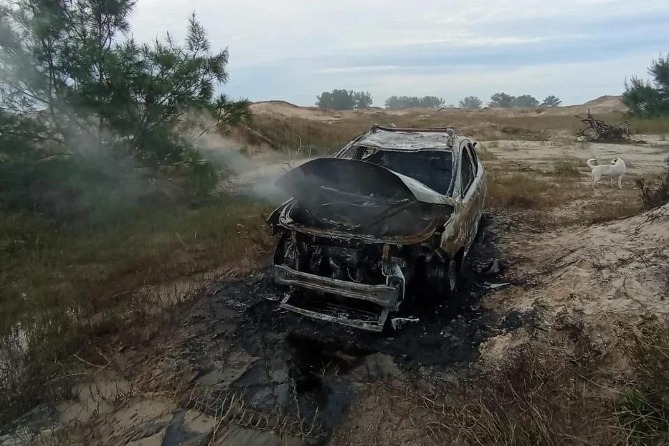 Carro incendiado é encontrado na beira-mar de Balneário Gaivota
