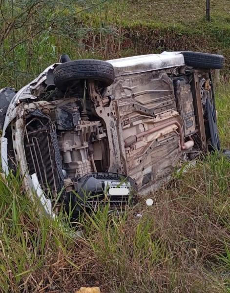 Motorista fica ferida após saída de pista seguida de capotamento em Criciúma
