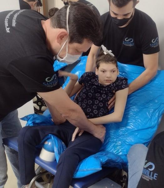 Pai cria Vakinha para adquirir cadeira de rodas digitalizada para filha de 13 anos; saiba mais