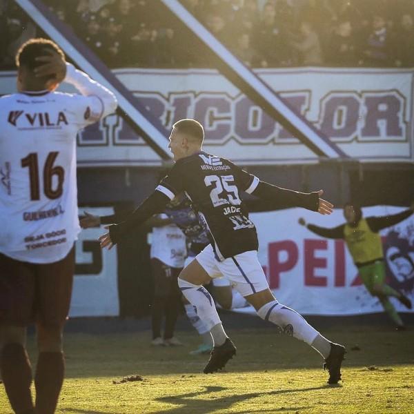 Zagueiro Jacone comemora sequência de gols e vitórias pelo Tubarão na segundona catarinense