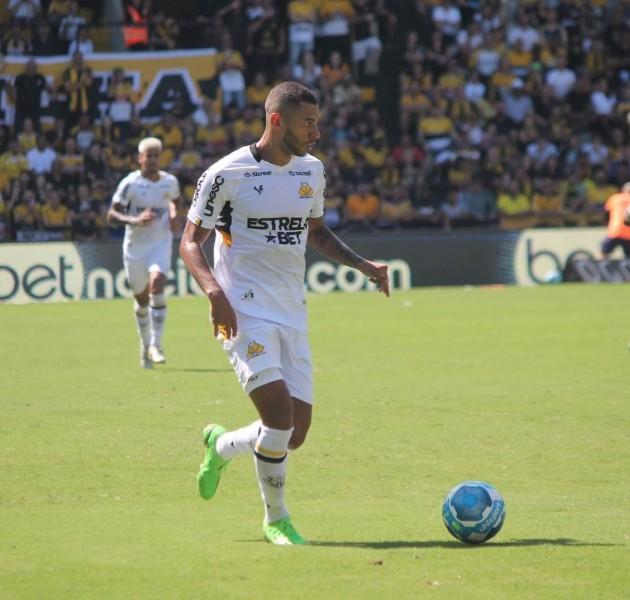 Fabinho afirma que enfrentar a Chape na Arena Condá é difícil, mas garante foco total na partida