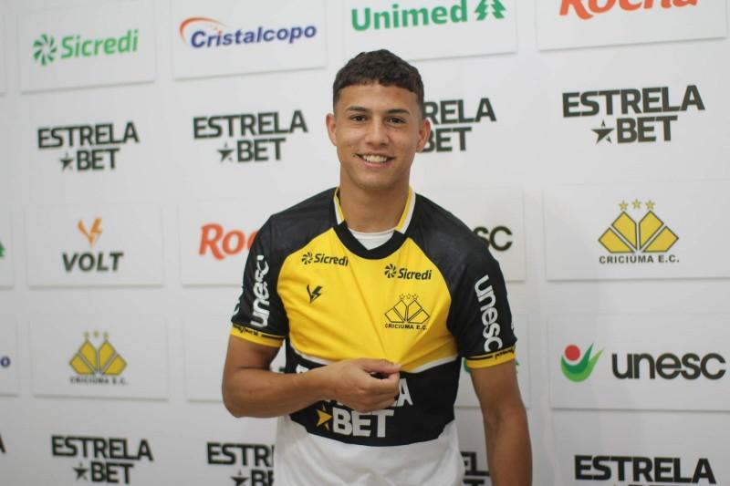 Meia uruguaio projeta rápida adaptação ao futebol brasileiro e se diz pronto para estrear pelo Tigre
