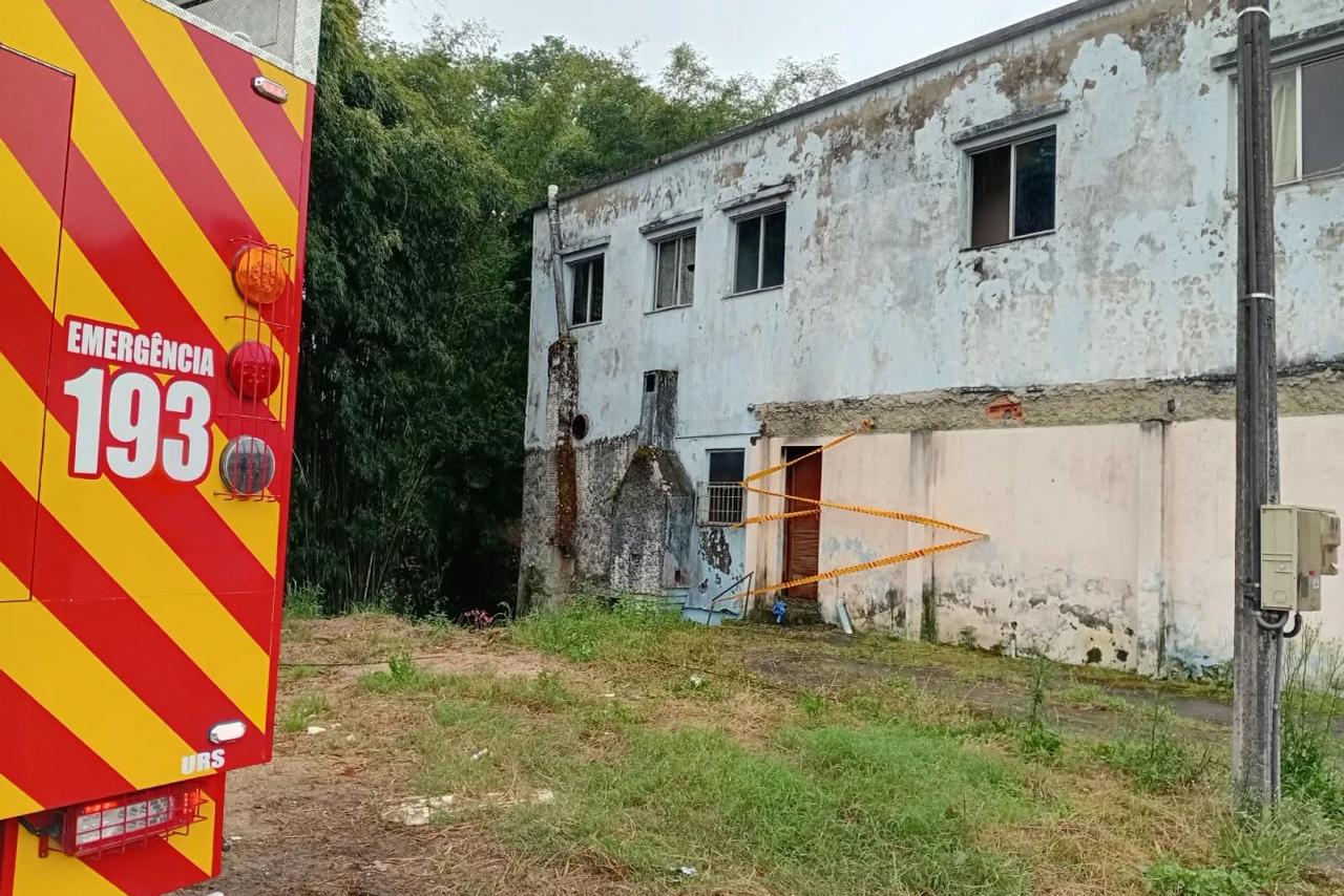 Residência abandonada é atingida por incêndio em Urussanga