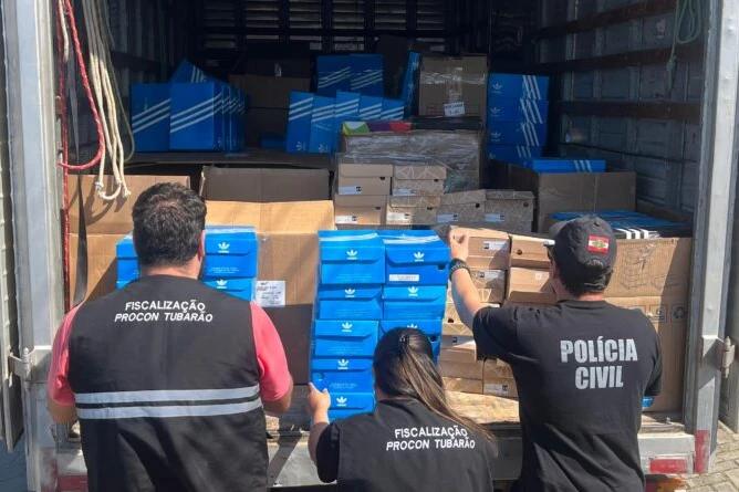 Mais de 800 tênis com indícios de falsificação são apreendidos em Tubarão