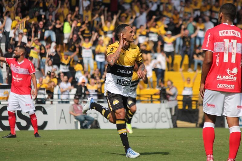 Ídolo no Brusque, Thiago Alagoano reencontra ex-clube pela primeira vez