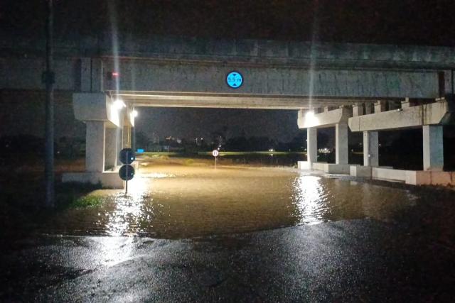 BR-101 segue bloqueada devido à elevação de rio em Araranguá