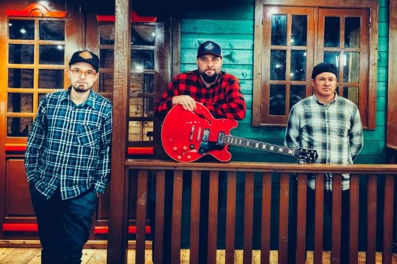 Trio leva rock clássico, country e blues aos palcos do Sul de Santa Catarina