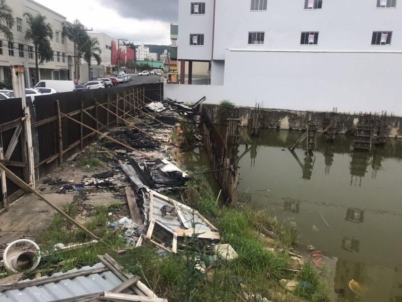 Moradores reclamam de obra abandonada na área central de Criciúma 