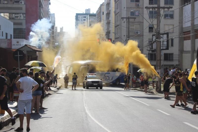 Torcedores vão ao Majestoso recepcionar elenco do Criciúma antes da partida contra o Ituano