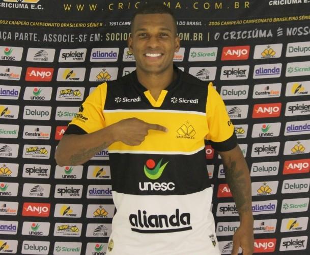 Zagueiro Genilson apresentado oficialmente no Criciúma