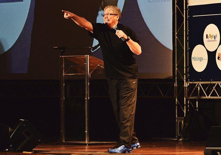 Steven Dubner profere palestra motivacional em Criciúma
