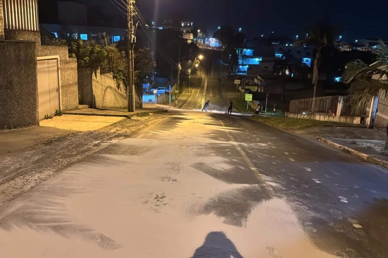 Fotos e vídeo: vazamento de óleo deixa pista escorregadia e exige atenção de motoristas em Criciúma