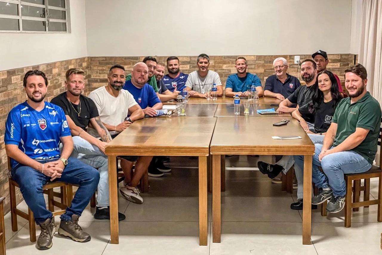 Içara tira plano do papel e inicia transição para o futebol profissional