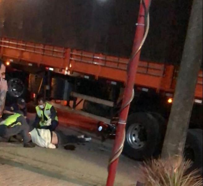 Motociclista fica gravemente ferido após acidente com carreta em Tubarão