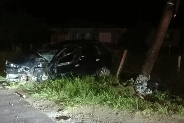 Motorista fica ferida após colidir carro em poste na SC-434