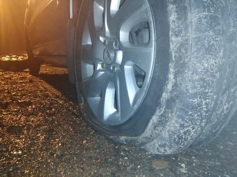 Mais de dez veículos têm pneus furados por causa de buracos na rodovia Jorge Lacerda