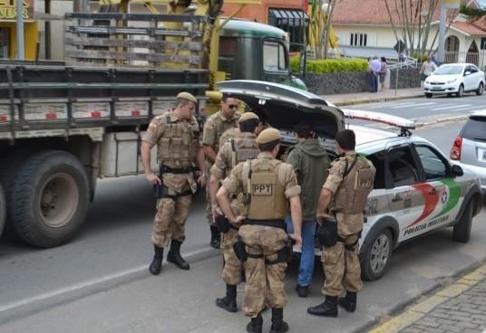 Jovem é assaltada na frente de banco e malote com mais de R$ 15 mil é roubado