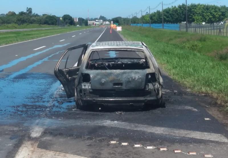 Golf é destruído por incêndio na BR-101 em Araranguá