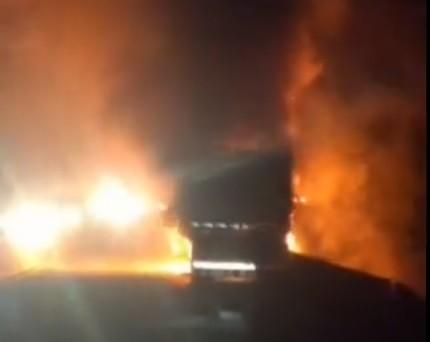 Caminhão pega fogo após bater na mureta da BR-101
