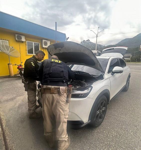 Dois veículos roubados são recuperados pela PRF na BR-101, em Itapema