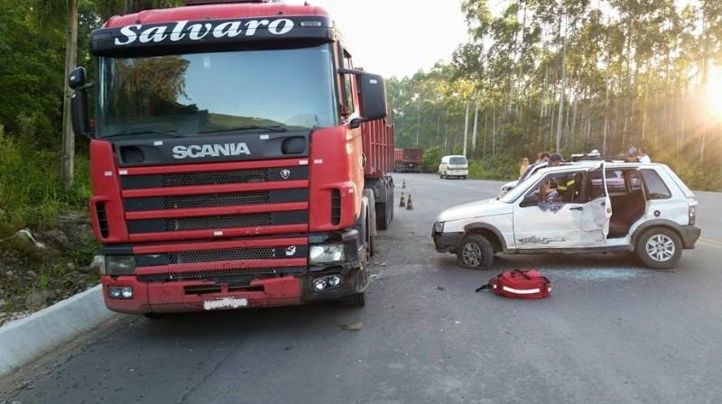 Colisão com caminhão deixa seis feridos na SC-447
