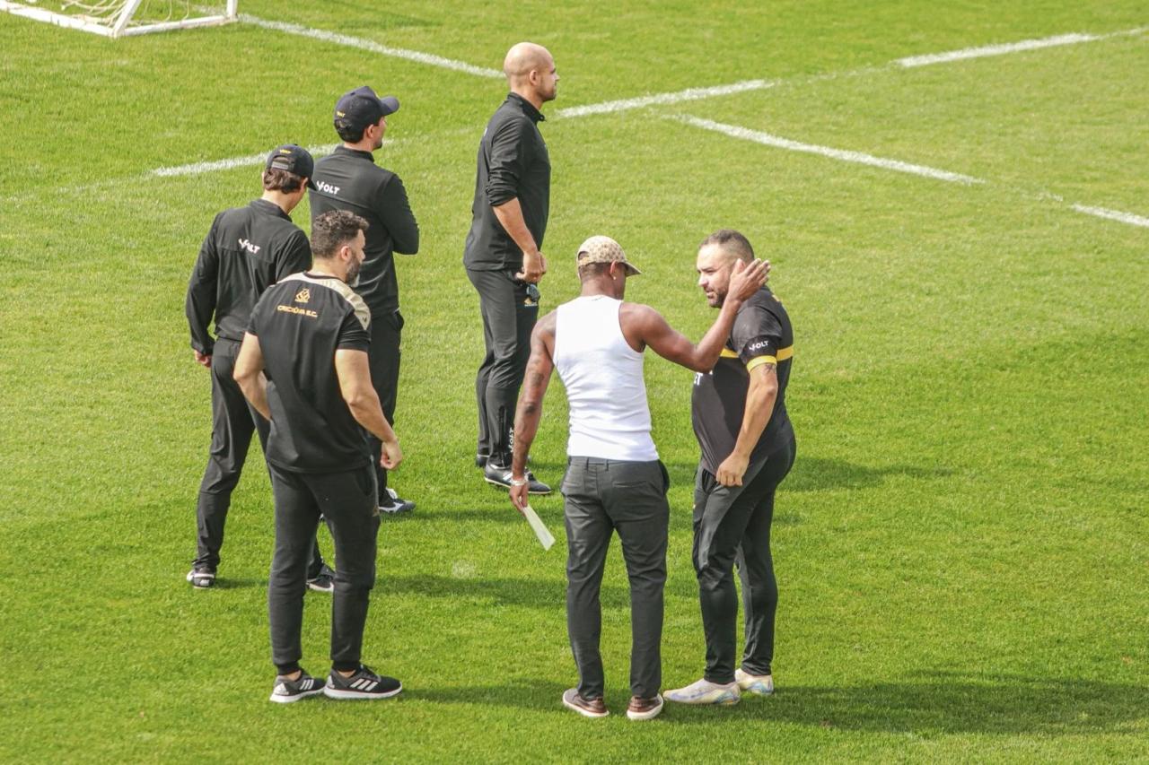Vídeo: Marcelo Benevenuto se despede dos jogadores e comissão técnica no CT Antenor Angeloni