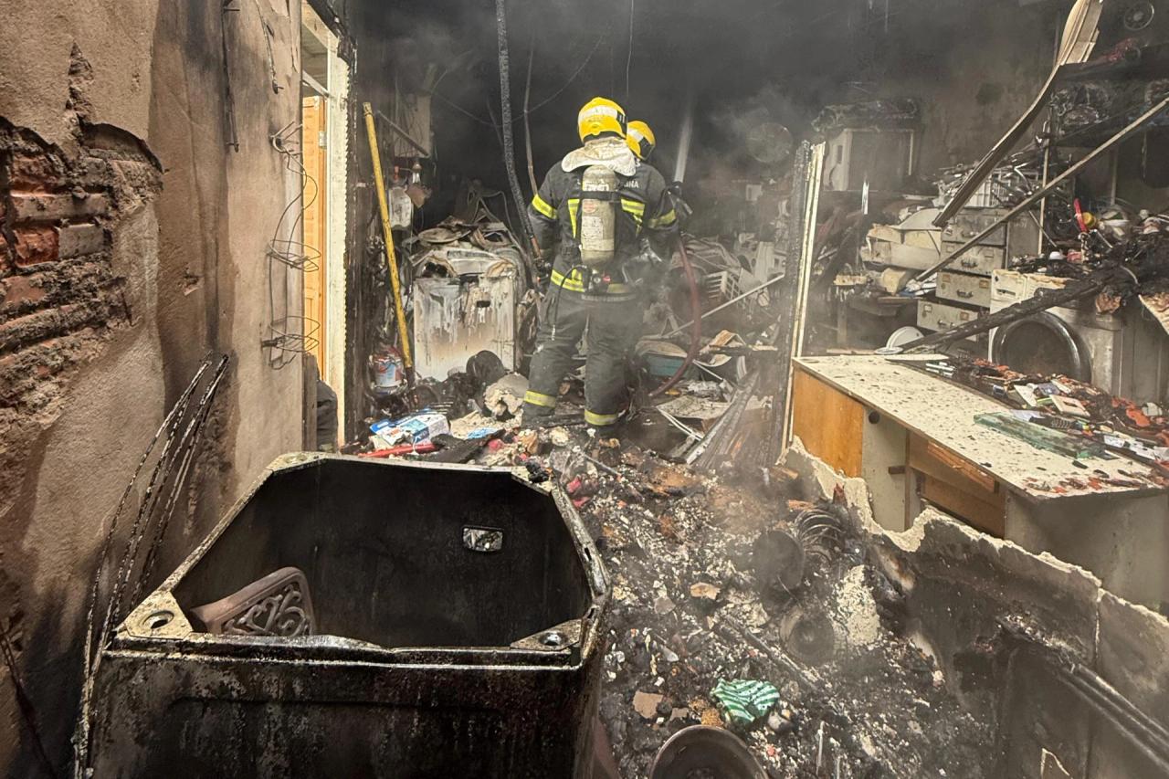 Criciúma: depósito de materiais é atingido por incêndio no bairro Pinheirinho