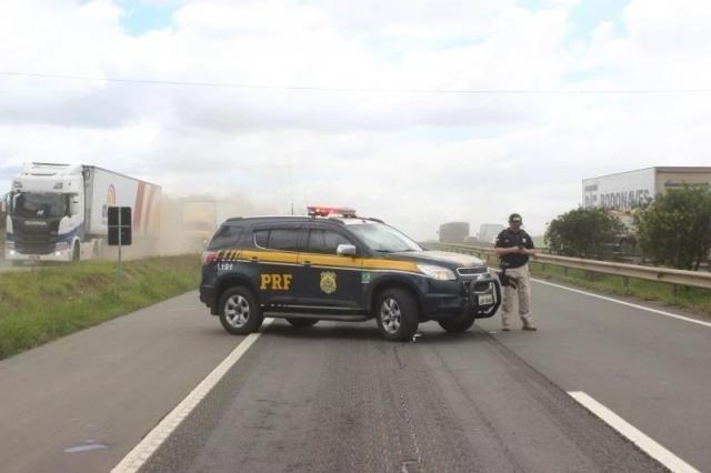 BR-101 é interditada no sentido Sul após acidente no Morro dos Cavalos