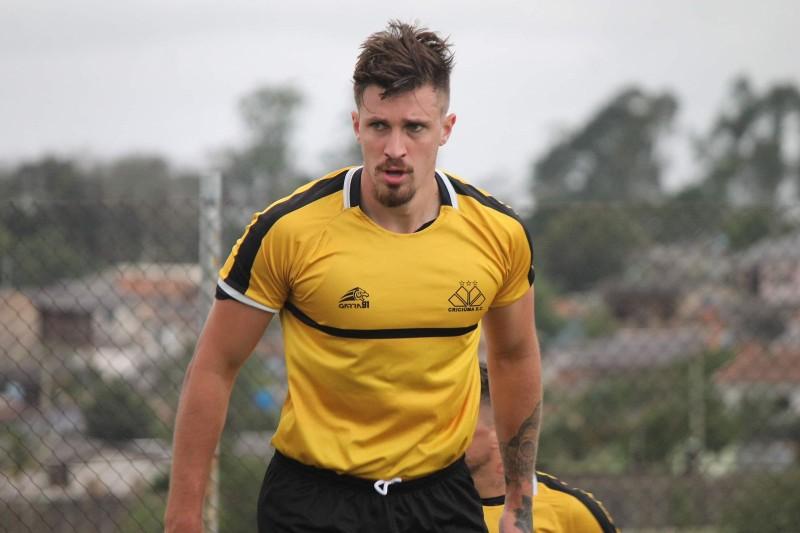 Criciúma confirma a contratação do zagueiro Henrique