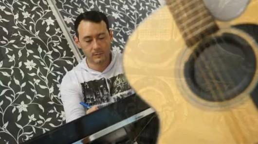 Estrangeiro da Fé, o novo clipe de Guto Oliveira